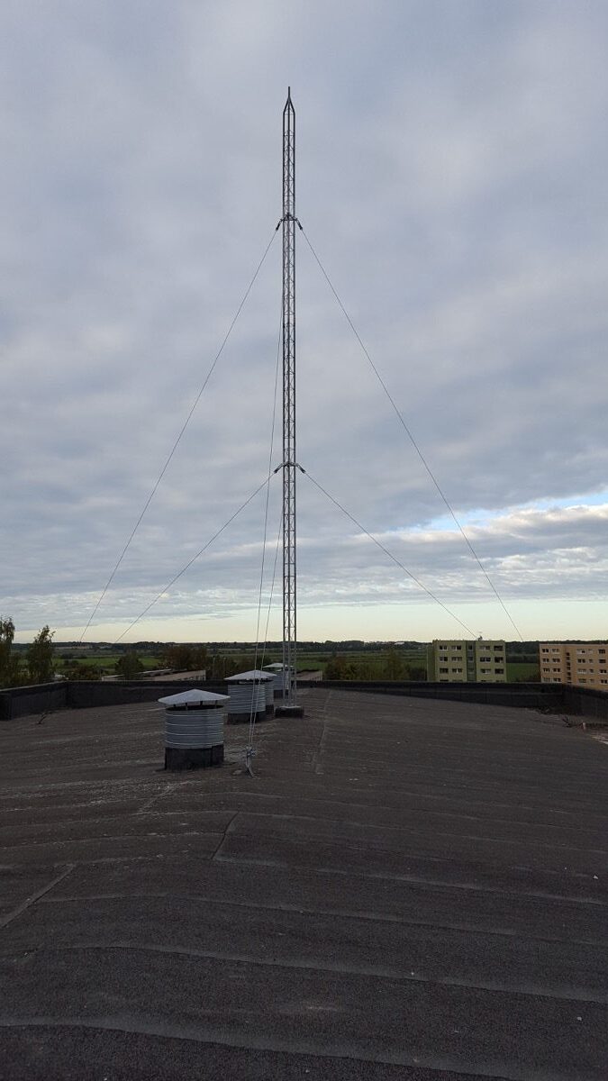 Rooftop mast - compact communication mast on building