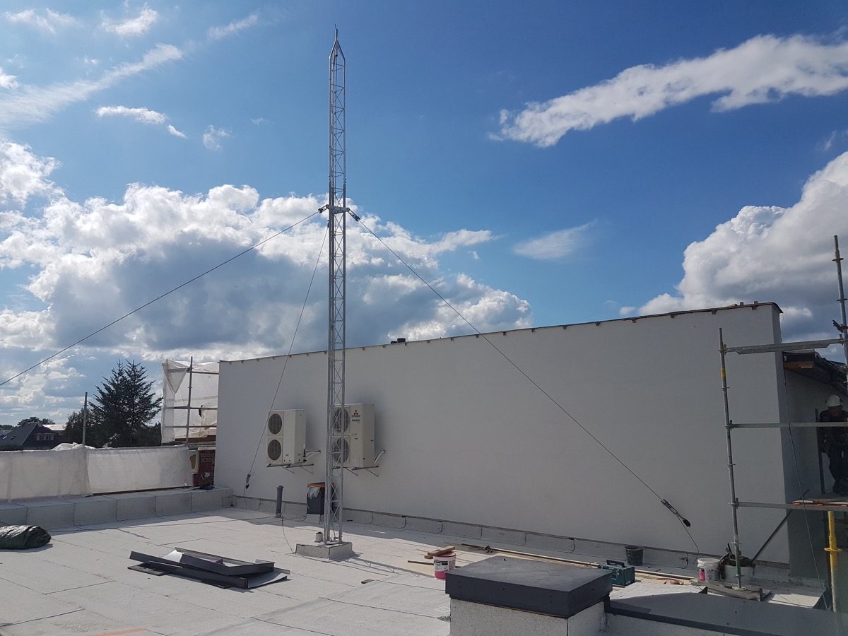Rooftop mast - antenna installation on rooftop