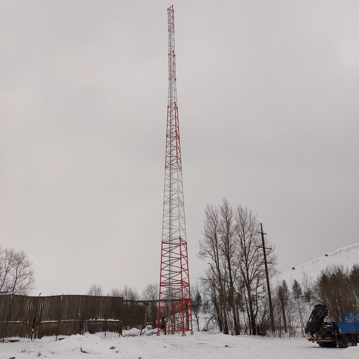 Mast construction - mast section installation